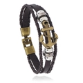Primer plano de pulsera de cuero multicapa con colgante de ancla de bronce y cuentas - Marrón