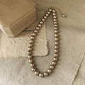 French vintage style champagne pearl necklace with gold chain on retro background - 10mm / Champagne