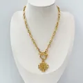 Collar de cadena gruesa de oro de 18k con cierre OT y colgante de cruz sobre busto - Dorado