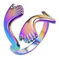 Nahaufnahme des Regenbogen-Umarmungsrings mit polierter Metalloberfläche - Regenbogen