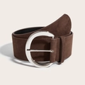 Détail d'une large ceinture en daim marron avec une grande boucle circulaire argentée - Fermoir en Argent / café