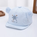 Détail de la casquette bébé bleu clair avec broderie soleil et oreilles en relief - 46-48 cm (6-15 Mois) / Bleu