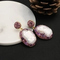 Elegante Ohrhänger mit lila Amethyst und weißen Süßwasserperlen auf einem Tablett - Lila Freiform Ohrringe