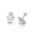 Orecchini a perno a forma di mano di Fatima in argento con perla bianca su fondo bianco - Stile Mano di Fatima (KE61713-K) / Argento