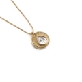 Collana dorata con pendente rotondo e gemma a goccia su sfondo bianco pulito - Goccia Raggio Di Sole (C0720)