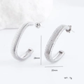 Pendientes vintage en forma de C de acero inoxidable plateado con diseño de espiral - Estilo Texturizado Horizontal en Forma de C