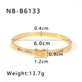 Vista dettagliata del bracciale a fiocco dorato con perle e diametro interno di 6,0 cm - Stile Fiocco con Zirconi Fini (NB-B6133)