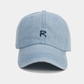 Dettaglio del berretto in denim con ricamo della lettera R in blu navy di qualità - Regolabile / Azzurro