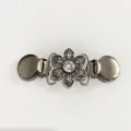 Vue détaillée du clip de châle fleur argentée avec cristal et attaches métalliques - Style 14 (Fleur à six pétales en strass d'argent)