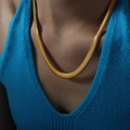 Collar de cadena de serpiente plana y ancha minimalista en acabado oro pulido - Dorado