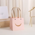 Rosa Geschenktüte mit Smiley-Ausschnitt und braunen Bandgriffen für festliche Pakete - Smiley Rosa 10x10x10cm
