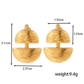 Boucles d'oreilles géométriques dorées texturées avec dimensions et poids détaillés - Style Demi-Cercle Brossé Or (ER-1543)