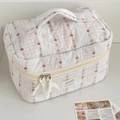 Détail de la trousse de maquillage matelassée avec carreaux roses et nœuds en ruban - Grande Trousse de Maquillage / Fleur rouge à rayures verticales