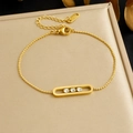 Pulsera minimalista de acero inoxidable chapado en oro con tres circonitas móviles - Estilo de Tres Diamantes Deslizantes Dorados (B1901)