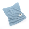 Detalle del gorro de punto azul claro con orejas de gato y etiqueta tejida suave - Talla única / Azul Cielo