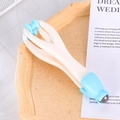 Rullo facciale manuale bianco con rulli azzurri e sfera in metallo su vassoio in legno - Massaggiatore per le Dita / Blu