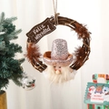 Weihnachtskranz aus Rattan mit Wichtel und Feliz Navidad Schild für Haustürdeko - Weihnachtsmann