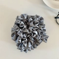 Dettaglio di un elastico per capelli in raso grigio plissettato con ricche pieghe - Scrunchie in Satén a Fiori Grigio Cielo