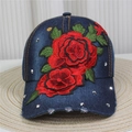 Gorra de béisbol de mezclilla azul con bordado de rosa roja y tachuelas de plata - Estilo 1-Azul Profundo Rosa Tachonado