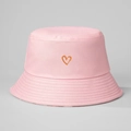 Dettaglio del cappello a secchiello rosa in cotone con un cuore arancione ricamato - M (56-58cm) / Rosa con linea arancione