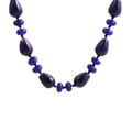 Dunkelviolette Perlenkette mit ovalem Tigerauge und Opal-Edelsteinen auf weißem Grund - Lapislazuli (216)