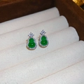 Detailaufnahme der smaragdgrünen Gourd-Ohrstecker mit Zirkonia-Inlay in einer Schmuckschatulle - Grüne Hulu Ohrstecker (Silbernadel)