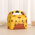 Détail d'une boîte cadeau en carton forme girafe avec design animal mignon pour gâteaux - Girafe