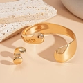Poliertes Goldarmreif- und Ring-Set mit unregelmäßiger Geometrie und Spiegelglanz - Goldenes Armband-Zweiteiler-Set