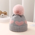 Detalle de gorro de punto gris para bebé con jacquard de corazón rosa y pompón de piel - Talla Única 0-12 Meses / Gris