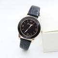 Détail de montre à quartz avec cadran noir texturé, boîtier rose doré et bracelet en cuir - Noir