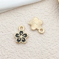 Colgante de flor en esmalte negro con borde dorado y reverso texturizado para joyas DIY - Pequeña Flor de Cerezo Negra (9x12mm)