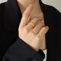 Schicker 18K vergoldeter breiter Ring mit geripptem Design am Finger des Models - US 6 / Feste Öffnung / Gold