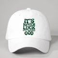 Weiße Baumwoll-Baseballkappe mit grünem It's Never Luck It's Always God Textdruck - Einheitsgröße / Weiß mit grünem Logo