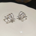 Dettaglio dell'orecchino a polsino a farfalla in argento con pavé di zirconi lucidi - Ear cuff a farfalla multistrato / Argento