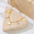 Collar de acero de titanio con corazones, nácar blanco y cristales azules sobre piedra - Collar de Oro (A708)