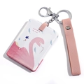 Dettaglio del portachiavi fenicottero rosa con porta carte in pelle PU e moschettone - Fenicottero / Rosa