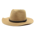 Dettaglio del cappello di paglia marrone con cinturino in pelle e borchie dorate - Cachi