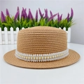 Dettaglio del pizzo bianco e delle perle decorative su un cappello di paglia a tesa piatta - M (56-58cm) / Caffè Chiaro