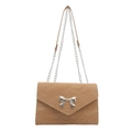 Détail du sac à main en cuir beige texturé avec nœud en métal argenté et bandoulière - Kaki