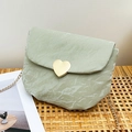 Mini sacoche verte avec fermoir cœur doré et texture gaufrée sur bandoulière chaîne - Vert clair
