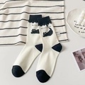 Weiße Socken mit schwarzen Katzen-Grafiken und Tu vas bien Text in flacher Ansicht - Einheitsgröße / Schwarze Manschette-Katze Gruß
