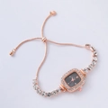 Detail van roségouden vierkant horloge met grijze wijzerplaat en verstelbare strass band - Roségoud-Vierkante Grijze Wijzerplaat (ta)