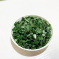 Pierres de cristal naturel vert dans un bol blanc pour décoration DIY et lithothérapie - Jaspe Vert