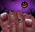 Dettaglio macro di unghie finte piedi per Halloween con gocce di sangue e nail art ragno - Stile Goccia di Sangue di Ragno di Halloween (FW131)