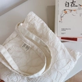 Detailansicht der Blattstickerei auf der cremeweißen gesteppten Baumwolltasche - Cremeweiß Große Blumenstickerei