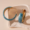 Detail van turquoise gemarmerde emaille oorringen met gepolijste gouden binnenkant - Grote blauwe brede oorring / 4.4*4cm