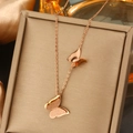 Elegante Halskette mit zwei Schmetterlingen in Roségold, poliert und mattiert - 120-2