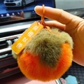 Portachiavi kaki in finta pelliccia di coniglio con pompon bicolore arancio e marrone - 9.5cm Ciondolo Futuro Radioso