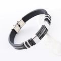 Detalle de pulsera punk de silicona para hombre con malla de acero inoxidable y cierre plegable - Negro