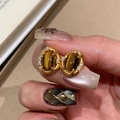 Pendientes de oro de 18k con ojo de tigre y circonitas mostrados puestos con estilo - Pendientes de botón dorados con ojo de tigre y diamantes pequeños (23#)